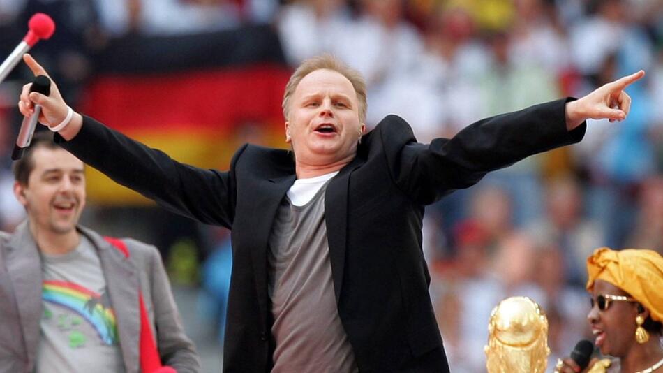 Herbert Grönemeyer während seines Auftritts bei der Eröffnungsfeier zur Fussball-WM 2006 in München.