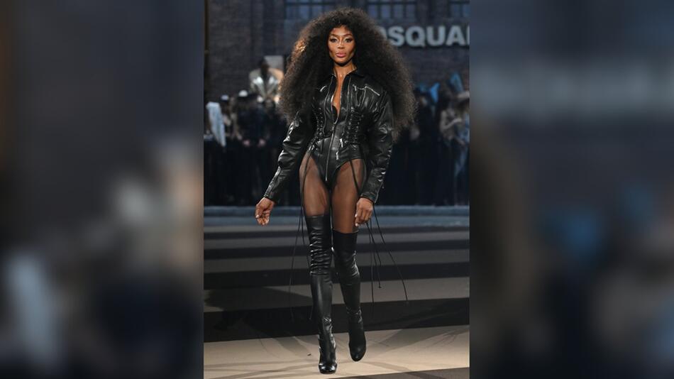 Naomi Campbell lief im hautengen Leder-Bodysuit über den Laufsteg während der Mailänder Fashion ...