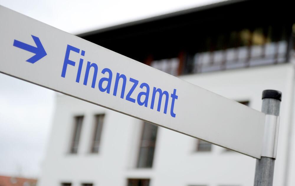 Richtungsschild Finanzamt