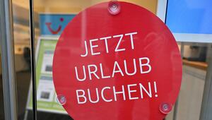 Ein Schild mit der Aufschrift "Jetzt Urlaub buchen!"