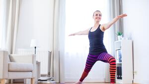 Eine Frau macht eine Yogaübung auf einer Matte