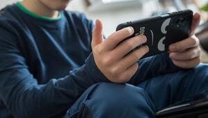 Ein Junge schaut auf sein Smartphone