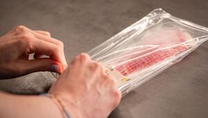 Eine Packung mit Bacon-Streifen wird geöffnet