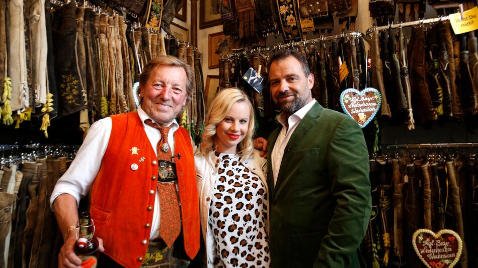 Katharina Strasser und Juergen Maurer (re.) mit Lederhosen-Händler Herbert Lipah (li.).