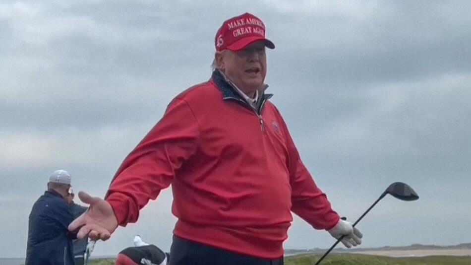 Donald Trump äussert sich während des Golfens in Irland