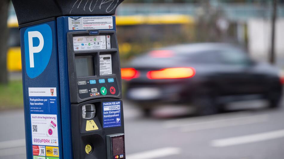 Ein Parkautomat am Strassenrand in einer Parkzone