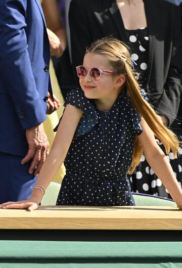 Prinzessin Charlotte in einem Pünktchenkleid