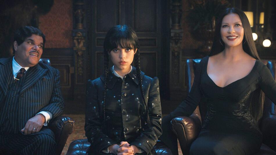Neue "Wednesday"-Folgen ab August: Die Serie dreht sich um Wednesday Addams - gespielt von Jenna ...