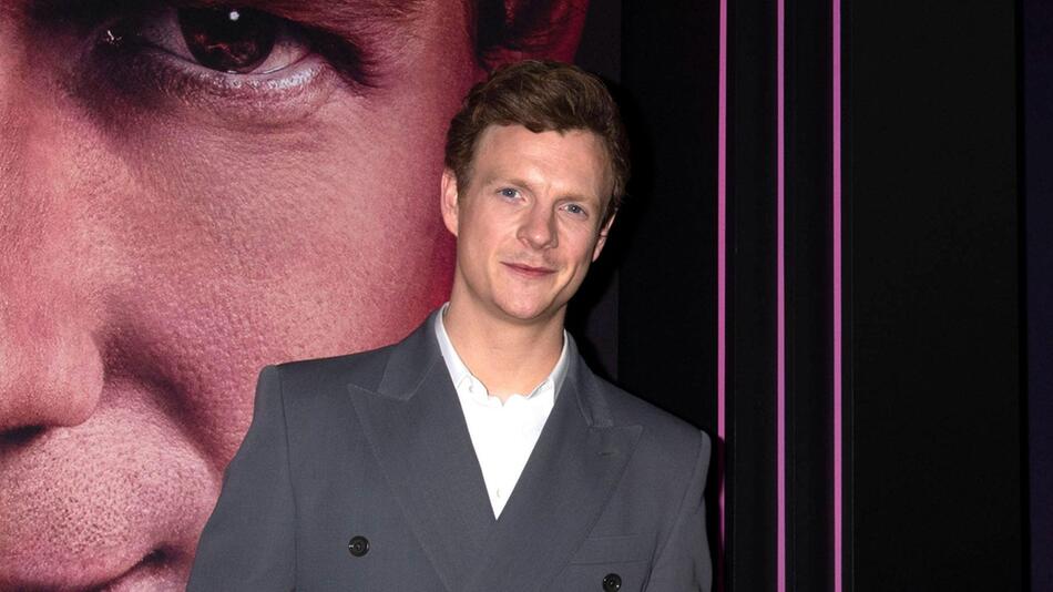 Zumindest als neue Stimme von James Bond ist Patrick Gibson bereits zu hören.