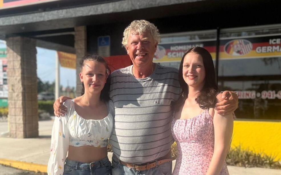 Maik Bischoff mit seinen Töchtern Leah und Xenia