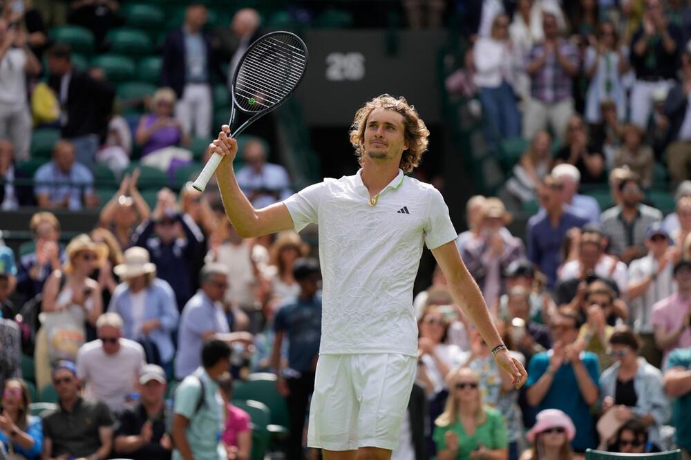 Alexander Zverev grüsst in Wimbledon nach seinem Sieg ins Publikum