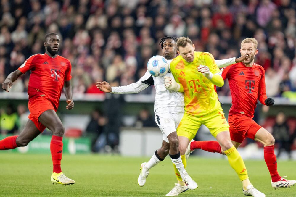 Manuel Neuer und Jeremie Frimpong