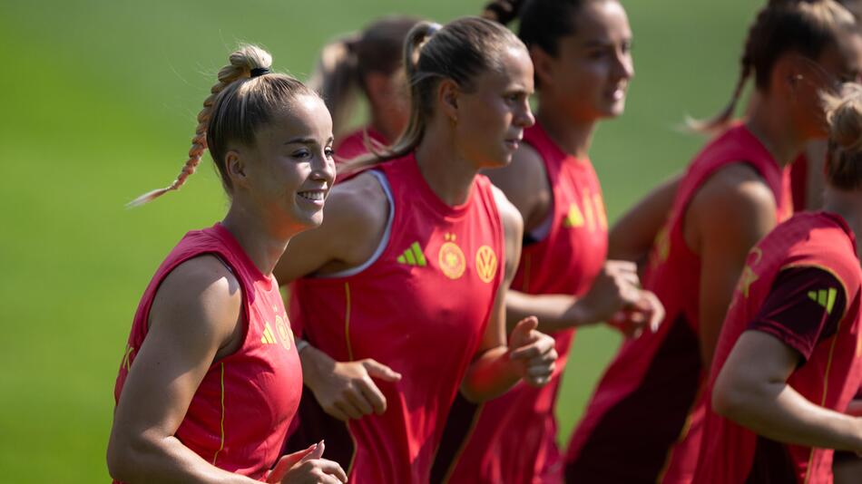 Giulia Gwinn und weitere DFB Frauen