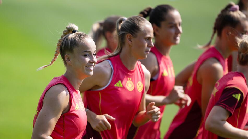 Giulia Gwinn und weitere DFB Frauen