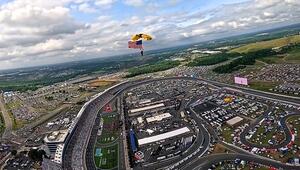 Freier Fall mit Flagge: Fallschirmspringer der US-Armee begeistern bei NASCAR-Rennen