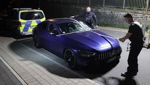Ein beschädigter Mercedes AMG steht nach einem Unfall auf einer Strasse in Remscheid Lennep