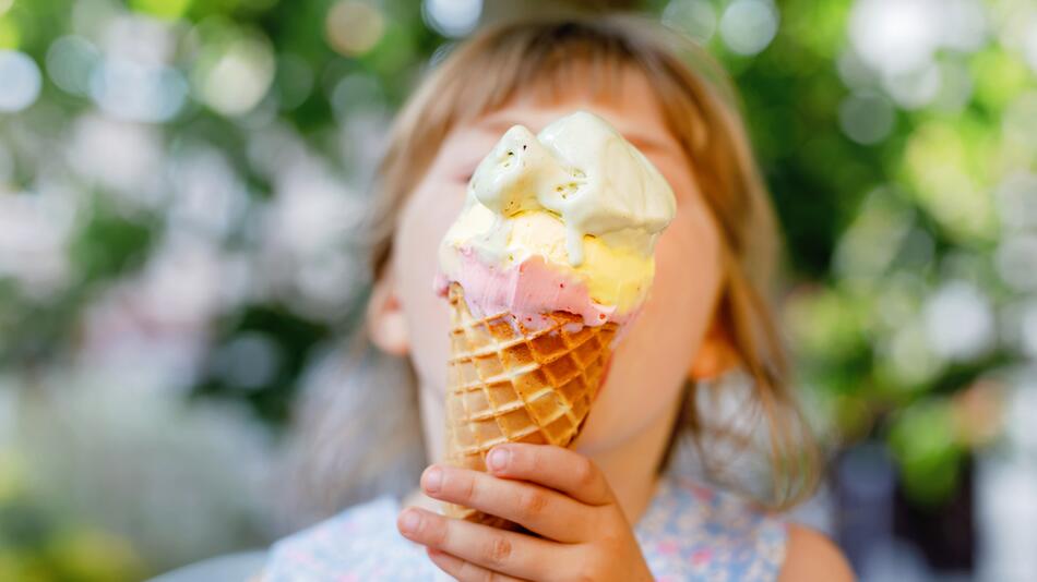 kleines Mädchen mit Eis