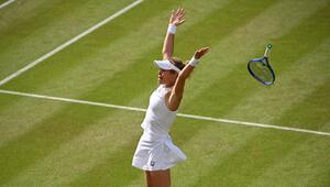 Laura Siegemund jubelt nach ihrem Viertelfinaleinzug bei Wimbledon