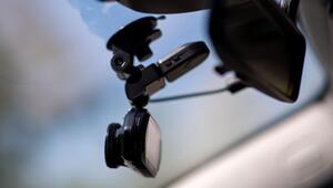 Eine Dashcam ist in einem Polizeiauto zu sehen