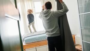 Vater betreut sein Kind