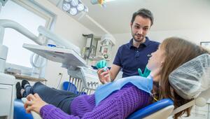 Eine Patientin beim Zahnarzt
