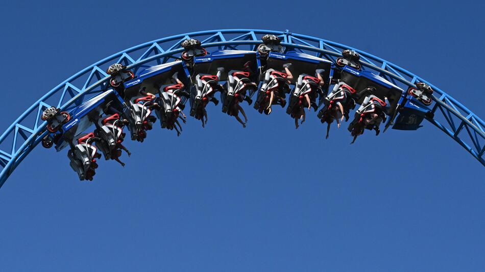 Die Achterbahn blue fire Megacoaster in einem Freizeitpark.