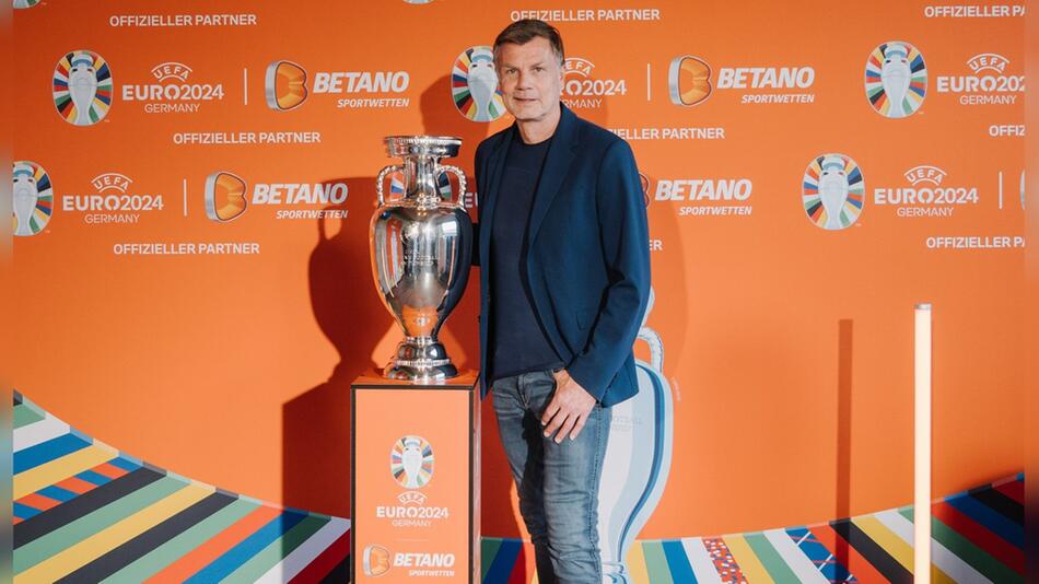 Thomas Helmer mit dem Original-Pokal der Fussball-Europameisterschaft.