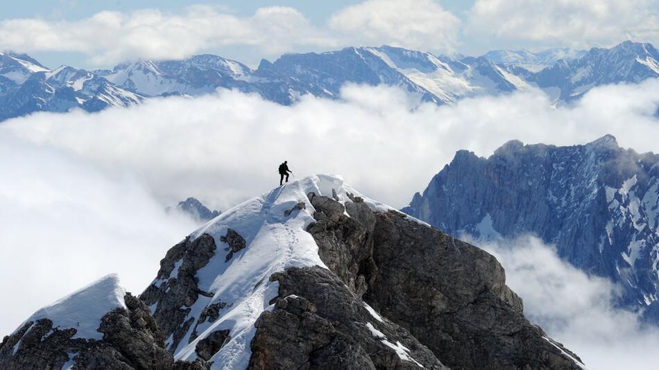 Bergsteiger auf dem Jubiläumsgrad nahe des Zugspitz-Gipfels.