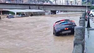 Nach Starkregen in Südwestchina: Hochwasser reisst Auto mit sich 