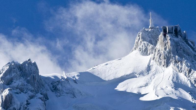 Berge mit aufgewirbeltem Schnee