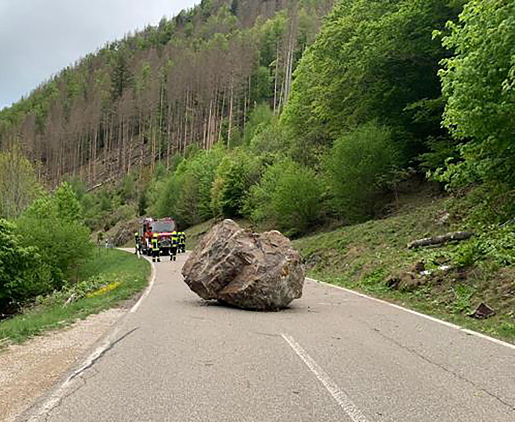 Todtnau Felsbrocken Stürzt Auf Landstrasse Im Südschwarzwald Gmxch 