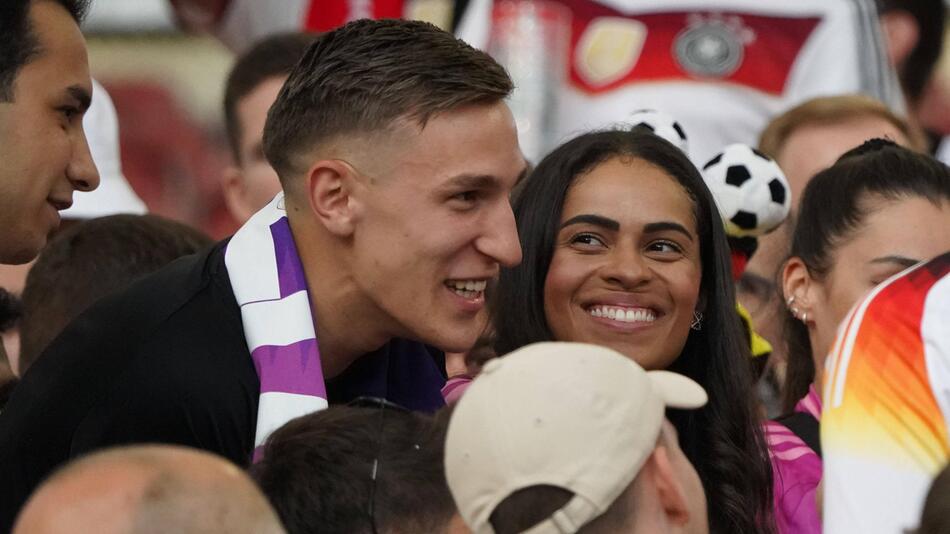 Nico Schlotterbeck und Freundin im EM Stadion.