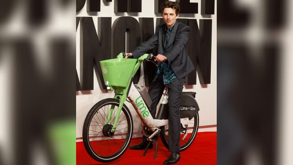 Timothée Chalamet sorgte mit seinem Lime-Bike in London für Aufsehen.