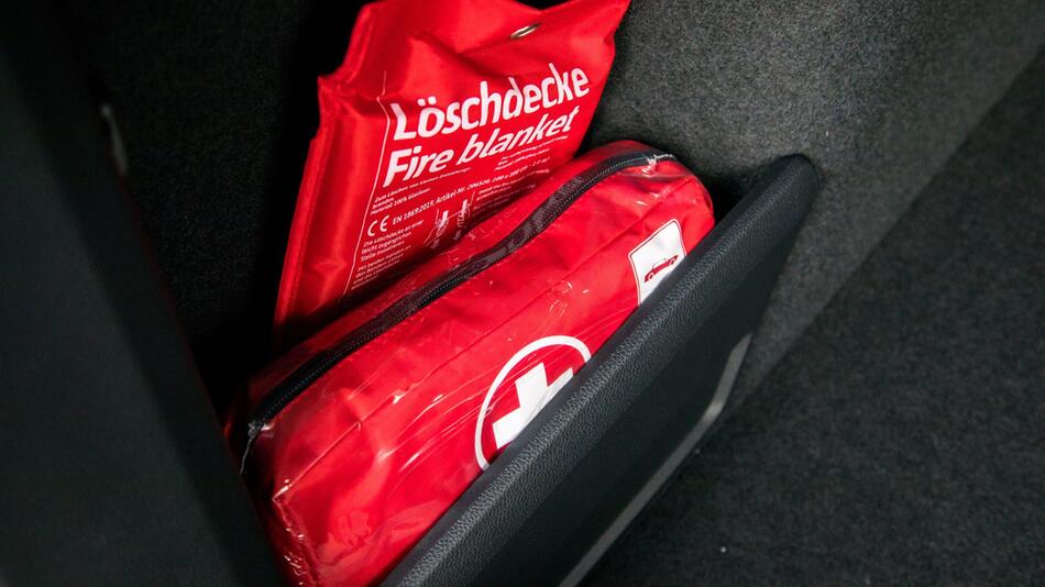Löschdecke und Erste Hilfe-Set im Auto