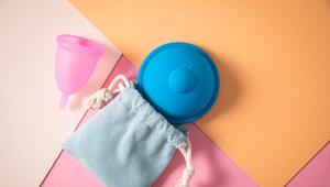 Eine Menstruationstasse und eine Menstruationsdisc