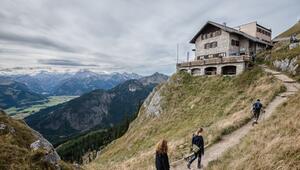 Wanderer gehen zur Bad Kissinger Hütte