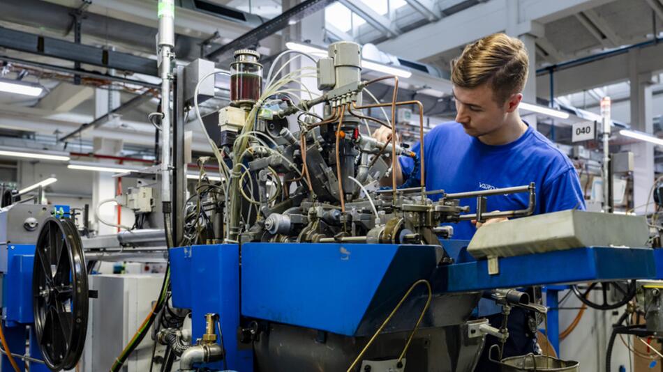Symbolbild Wirtschaft: Arbeiter in einer Fabrik