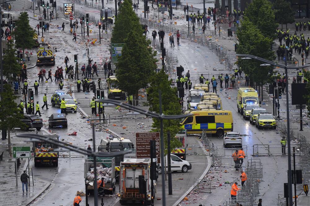 Siegerparade in Liverpool - Auto fährt in Menschenmenge
