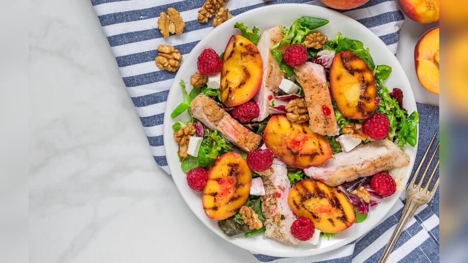 Dieser Salat überrascht mit seinem fruchtigen Geschmack.
