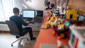 Mann arbeitet im Homeoffice