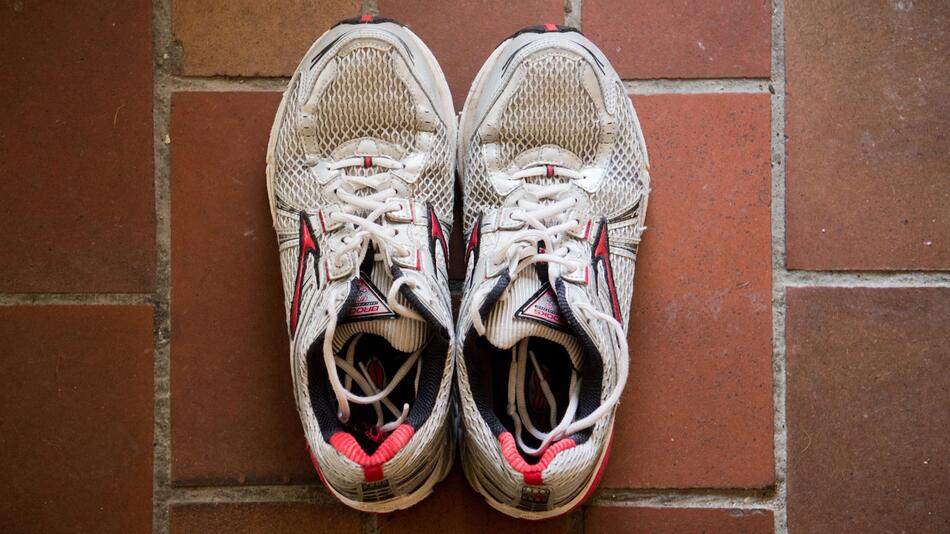 Laufschuhe stehen in einem Hausflur