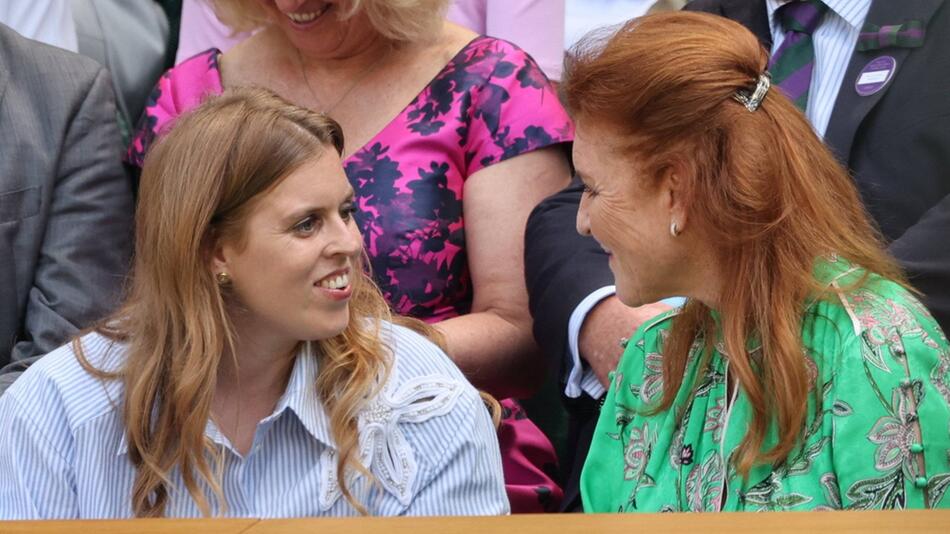 Prinzessin Beatrice mit ihrer Mutter Fergie in der Royal Box in Wimbledon.