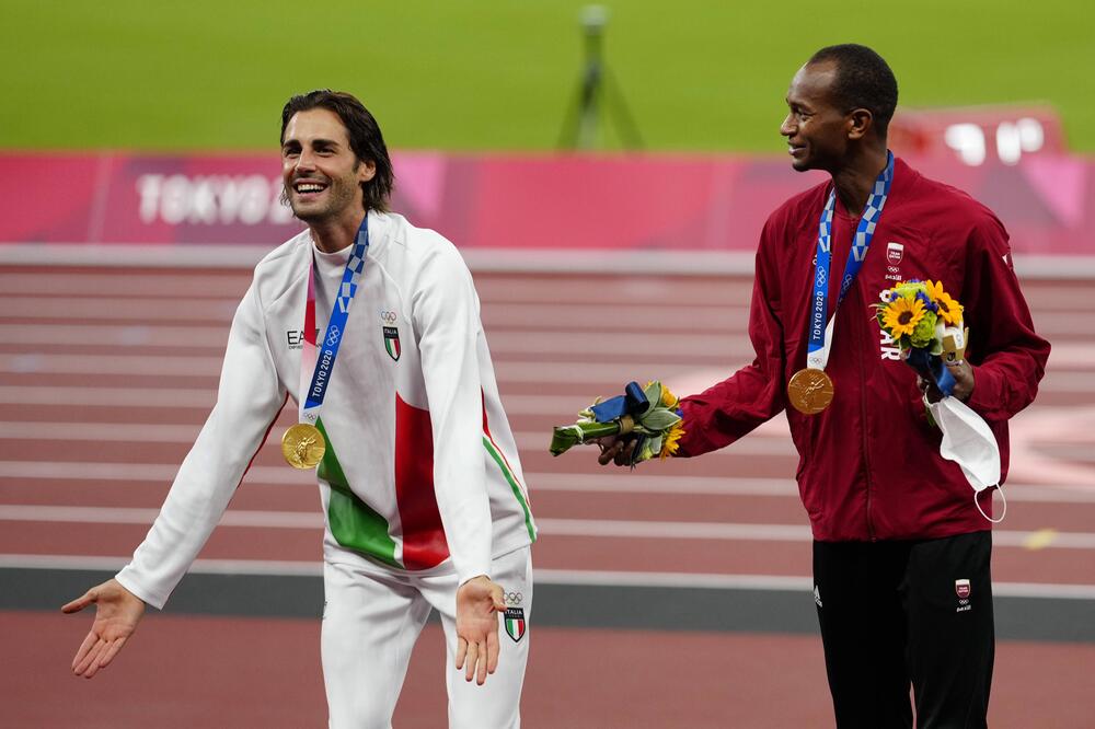 Ein Bild der Spiele in Tokio: Tamberi (l.) und Barshim jubeln gemeinsam über Gold