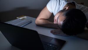 Mann legt erschöpft seinen Kopf auf den Tisch