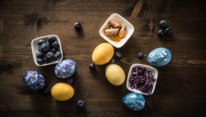 Ostereier u. natürliche Zutaten zum Färben liegen auf einem Tisch