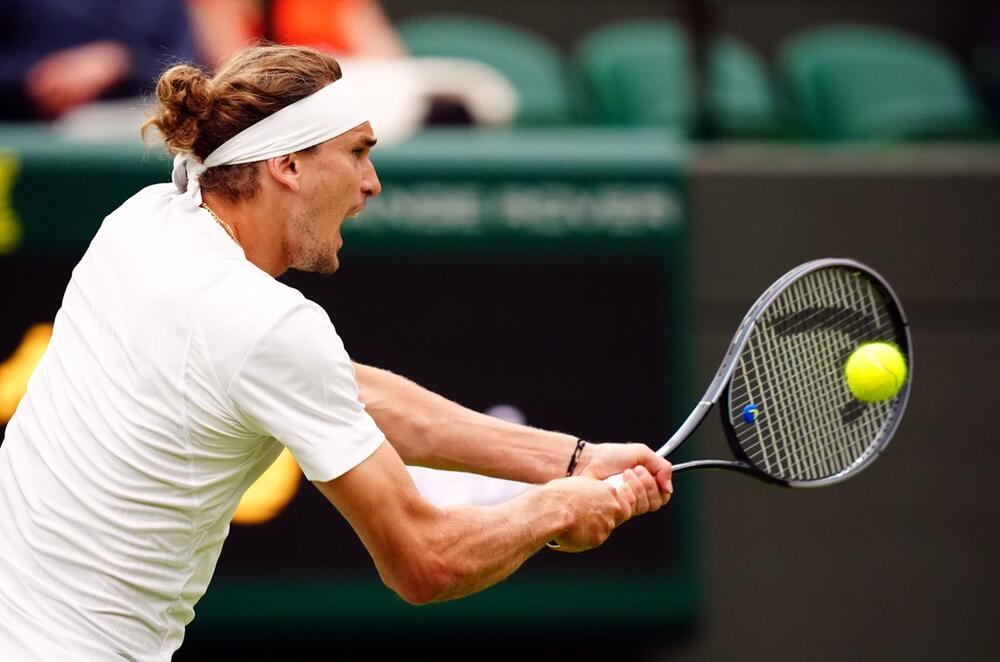 Alexander Zverev schlägt eine beidhändige Rückhand in Wimbledon