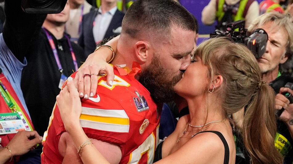 Taylor Swift küsst Travis Kelce