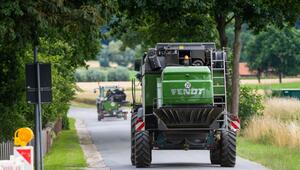 Landwirt fährt mit seinem Mähdrescher auf einer Landstrasse