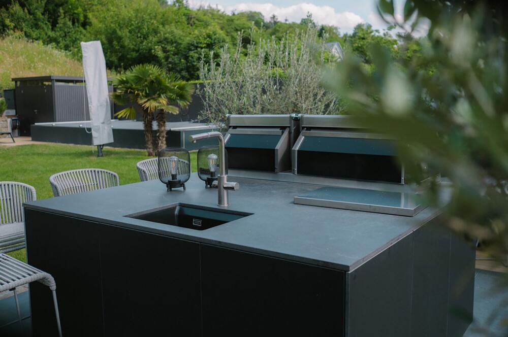 Outdoorküche in einem Garten