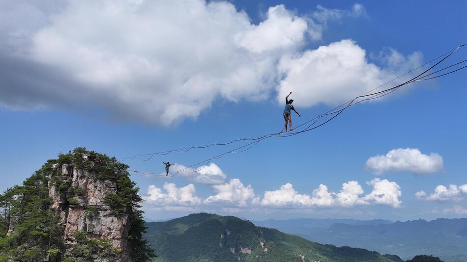 Slackline Wettbewerb im chinesischen Zhangjiajie